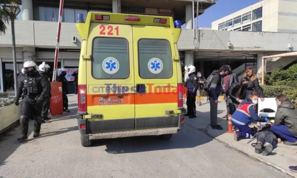  ΑΠΘ: Επεισόδια και χημικά – Λιποθύμησε διαδηλώτρια